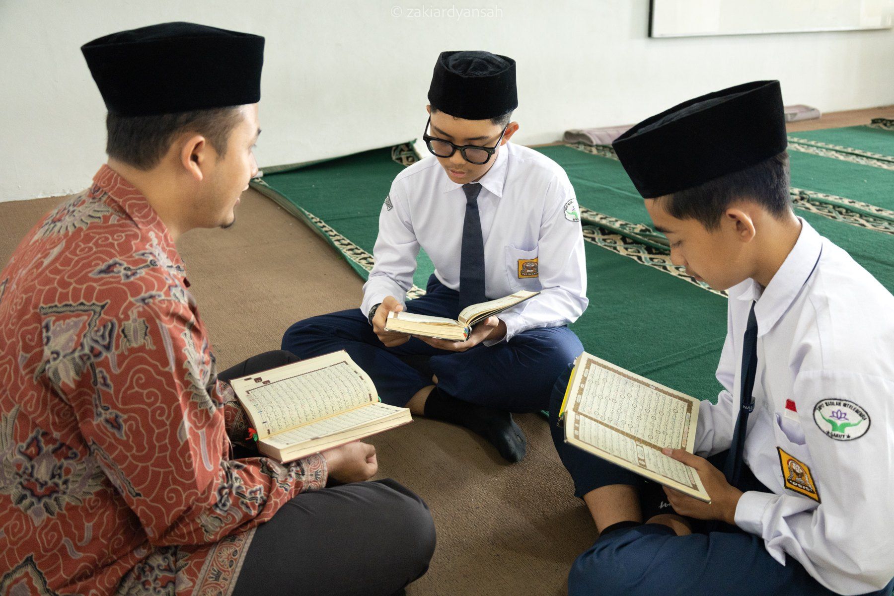 Siswa membaca Al-Qur’an dengan pendampingan guru.